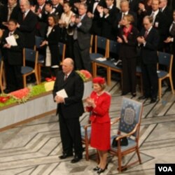 挪威国王和王后及全体来宾起立为刘晓波鼓掌(美国之音王南拍摄)