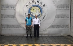 成水炎(右)在宜兰看守所前(温起锋提供)