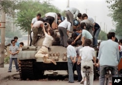 1989年6月9日安门广场镇压后,人们攀上的废弃的坦克