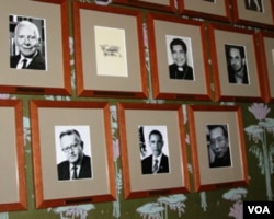 刘晓波做为诺贝尔奖得主的正式黑白照片已挂在诺委会墙上(美国之音王南拍摄)