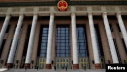 中国保安在正在举行中国人大会议的北京人大会堂外站岗。(2020年5月25日)