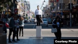 “六四”27周年之际,旅澳时政漫画家巴丢草以“坦克人”的形象伫立在澳洲街头。(巴丢草提供)