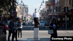 “六四”27周年之际,旅澳时政漫画家巴丢草以“坦克人”的形象伫立在澳洲街头。(Alycia Bennett拍摄 巴丢草提供)