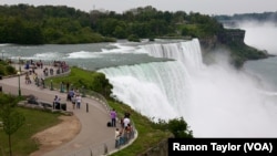 尼亚加拉瀑布州立公园每年吸引800万观光客,其中很多是中国和印度游客。