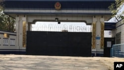 这张2017年11月2日的照片显示新疆库尔勒一座监狱的入口。据当地人说,监狱内有正在进行的政治教育项目。