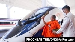 一名和尚在为中老高速火车即将开通的佛教仪式上为这一项目祝福。(2021年12月2日)