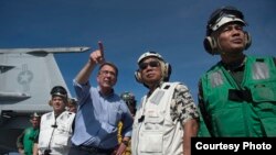 美国国防部长卡特(左三)和菲律宾国防部长加斯明(右二)4月15日访问斯坦尼斯号航母 (美国国防部照片 )