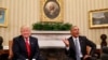 在撕裂式的选战之后,奥巴马总统与当选总统川普在白宫友好会面。（2016年11月10日）
