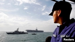 一名菲律宾海军士兵了望抵达马尼拉湾的美国海军航母乔治·华盛顿号。(资料照片)