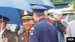 南中国海局势促使俄罗斯更积极向东盟推销武器。去年夏季的莫斯科武器展上,一名东盟国家的军官与俄罗斯军方人员交流。(美国之音白桦拍摄)