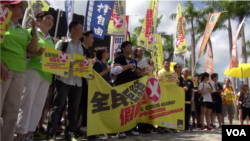 香港多个团体星期天举行“全民拒绝假普选运动”的步行宣讲活动(美国之音谭嘉琪拍摄)