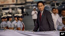 2023年11月4日星期六,在菲律宾马尼拉,日本首相岸田文雄在菲律宾海岸警卫队总部登上BRP Teresa Magbanua号船。(美联社)