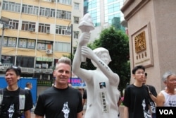 参加香港六四长跑的美国教师科恩·伯恩斯(美国之音记者申华拍摄)