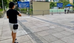 由2003年开始每年都参与7-1游行的香港市民殷先生表示,今年游行再次被禁,他独自一人到被围封的游行起点维园外,打算自己走完原定的游行路线,显示香港人心不死(美国之音/汤惠芸)