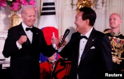 韩国总统尹锡悦在白宫演唱美国歌曲“美国派”。(2023年4月26日)