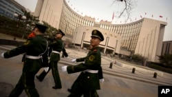 中国武警走过中国人民银行总部(2016年3月12日)