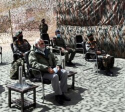 印度总理莫迪视察驻扎在喜马拉雅山拉达克地区的印度军营。(2020年7月3日)