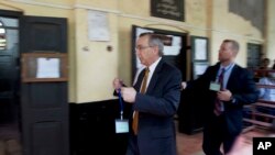 မြန်မာနိုင်ငံဆိုင်ရာ အမေရိကန်သံအမတ်ကြီး Scot Marciel ရိုက်တာ သတင်းထောက်၂ ဦးအမှု အတွက် တရားရုံးရောက်လာစဉ်