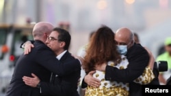获释的美国人纳马奇和塔巴兹抵达卡塔尔多哈国际机场。(2023年9月18日)
