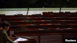 香港特首林郑月娥面对空荡荡的立法会发表施政报告。(2020年11月25日)