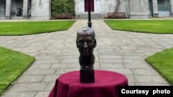 刘晓波雕像摆放在爱尔兰高威大学。(“艺术支持人权”提供)