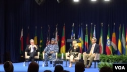 美国贸易代表弗罗曼(左一)主持YALI峰会的一场研讨(美国之音林枫拍摄)