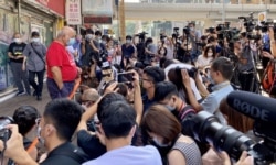 曾健成(紅衣者)表示,支聯會解散是一個痛心的解散,相信歷史會還支聯會一個公道。(美國之音湯惠芸)