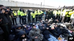 尹锡悦的支持者聚集在他的官邸附近,手勾着手围成人链,最终仍遭到警方驱离。(美联社:2025年1月2日)