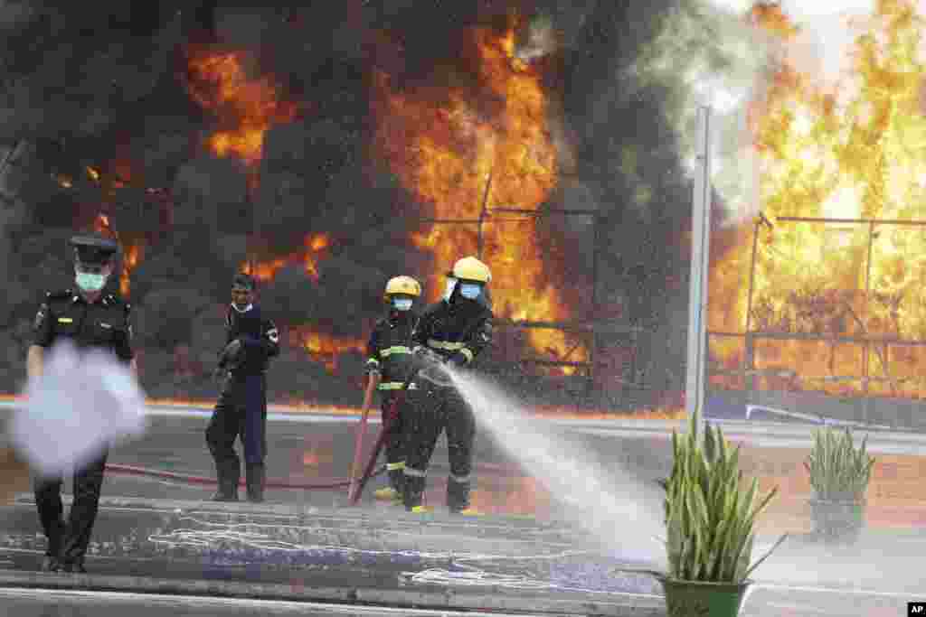 အပြည်ပြည်ဆိုင်ရာ မူးယစ်ဆေးဝါးအလွဲသုံးမှုနဲ့ တရားမဝင် တိုက်ဖျက်နေ့အခမ်းအနားမှာ တရားမဝင်မူးယစ်ဆေးဝါးတွေ လောင်ကျွမ်းရာကနေ ထွက်လာတဲ့ မီးတောက်တွေကို ရေနဲ့ ငြိမ်းသတ်နေတဲ့ မီးသတ်တပ်ဖွဲ့ဝင်များ။ (ဇွန် ၂၆၊ ၂၀၂၀)