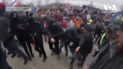 На фотографа Associated Press напали під час штурму Капітолію. Відео На фотографа Associated Press напали під час штурму Капітолію. Відео