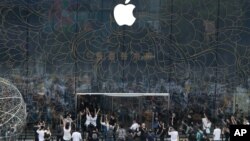 资料照片:北京三里屯一家新的苹果旗舰店开门。(2020年7月17日)