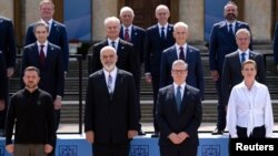 英国首相斯塔默(前右二)与乌克兰总统泽连斯基(前左一)在英国牛津附近的布伦海姆宫与欧洲领导人一起出席欧洲政治共同体峰会。(2024年7月18日)