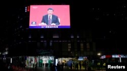 深圳街头一个巨型电视屏幕上播放中国领导人习近平在深圳特区成立40周年纪念会议上讲话。(2020年10月14日)