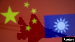 资料图片:中国和台湾的旗帜与飞行的军机并排摆放。