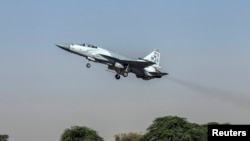 资料照片:中国和巴基斯坦联合制造的JF-17雷霆战斗机。尼日利亚最近购买了这款战斗机。