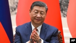 中国网信办日前推出一款号称通过习近平思想理论检验的AI聊天机器人,称其智能问答功能保证生成内容的权威、准确。分析指出,这一模型目前虽然只是一款内部宣传和学习工具,但一旦推广可能成为AI时代中国舆论的框架标准;让AI机器人以自然的语言重复陈腔滥调更是反映出中国目前言论环境的荒谬。