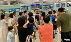 香港时间7月18日晚英国LOTR安排届满前夕,大批香港人赶上前往英国的”尾班机”,可以在坻达英国后再申请BNO5+1移民签证,香港机场笼罩在一片离愁别绪中,气氛凝重 (美国之音/汤惠芸)