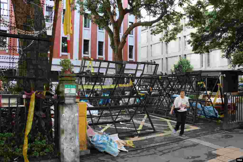 学生抗议“课纲微调”现场(美国之音杨明拍摄)