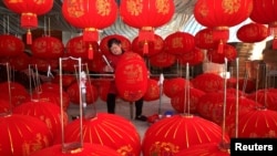 中国安徽省的一个灯笼作坊里工人在制作灯笼。(2019年12月11日)