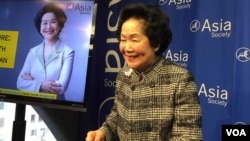 香港特区政府前政务司长陈方安生在纽约出席亚洲协会举行的香港前景对话(美国之音方冰拍摄)