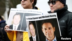 加拿大民众2019年3月6日在温哥华法院外呼吁中国释放被拘留的两名加拿大公民。(2019年3月6日)