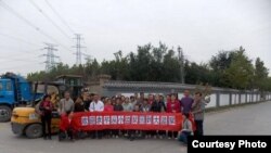 支持者迎接袁冬出狱扑空。(推特图片)