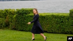 资料照片:加拿大副总理兼财政部长弗里兰抵达意大利北部斯特雷萨的七国集团财长会议现场。(2024年5月24日)