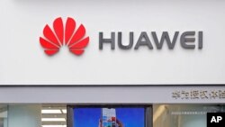 资料照片:中国广东省深圳市一家商店显示的华为标识。(2019年3月7日)