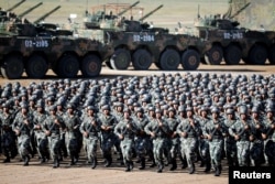 中国解放军军人在内蒙古朱日和训练基地准备参加阅兵,庆祝解放军建军90周年。(2017年7月30日)