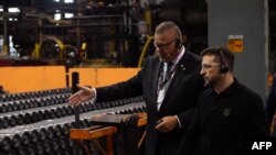 美国陆军发布的这张照片显示,2024年9月22日,乌克兰总统泽连斯基(右)参观宾夕法尼亚州斯克兰顿陆军弹药厂。