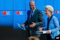 中欧峰会2022年4月1日在布鲁塞尔举行。欧洲理事会主席夏尔·米歇尔(Charles Michel)(左)和欧盟委员会主席乌尔苏拉·冯德莱恩(Ursula von der Leyen)记者会后离开会场。