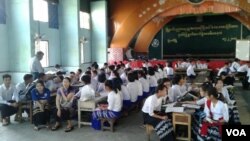 မြဝတီမြို့မှာ အစိုးရစစ်စာမေးပွဲ သွားရောက်ဖြေဆိုကြတဲ့ ရွှေ့ပြောင်းကျောင်းသားကျောင်းသူများ။