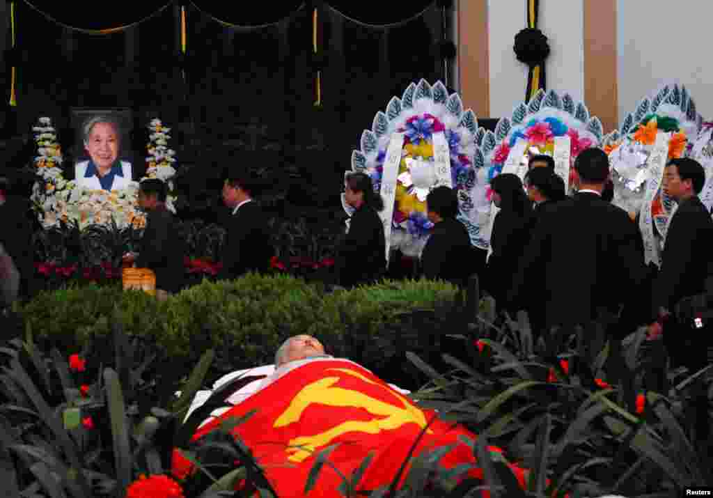 在王光美遗体告别仪式上,有胡锦涛和江泽民等人送的花圈(2006年10月21日)王光美享年85岁