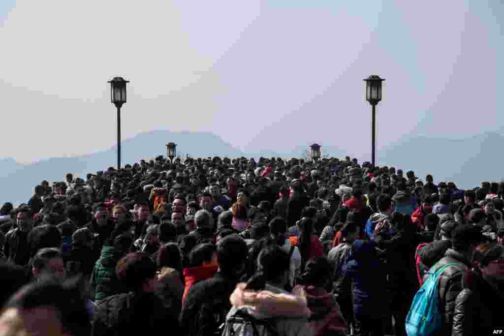 2018年2月17日,杭州市西湖的一座桥上游人如织,西湖景区人山人海,摩肩接踵。 万头攒动,人满为患。许多人出游,在户外度过大年初二。 杭州网2月18日一篇报道的标题是《 人人人!杭州昨天共接待190万游客 》。